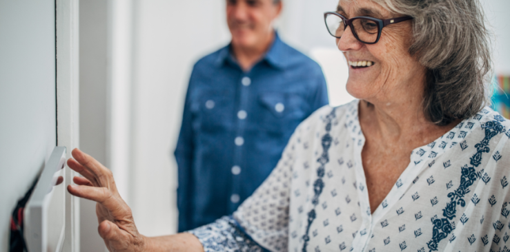 Comment les technologies et la maison connectée peuvent faciliter le maintien à domicile des seniors