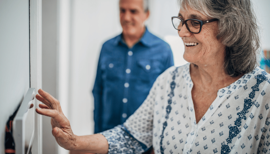 Comment les technologies et la maison connectée peuvent faciliter le maintien à domicile des seniors